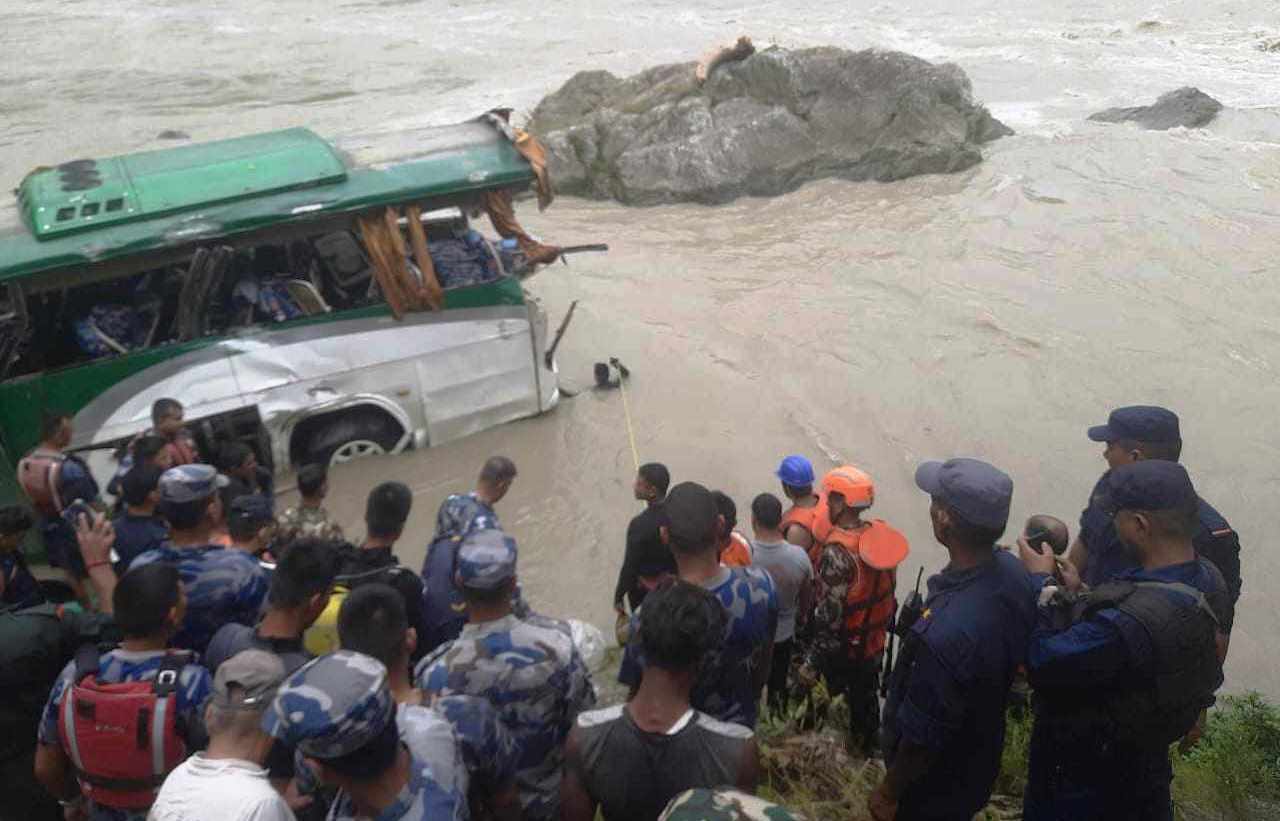 काठमाडौंदेखि बेनीतर्फ आउँदै गरेको बस दुर्घटनामा आठ जनाकाे मृत्यु ,१७ घाइते