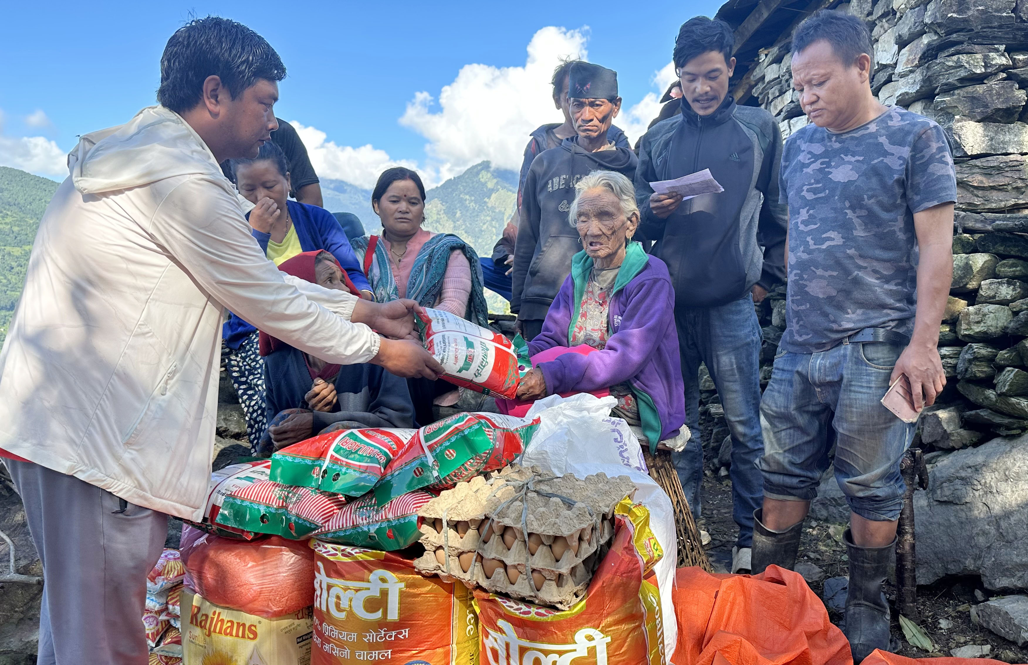 दग्नाम वैदेशिक सहयोग समिति बहराइनद्धारा गाउँकी बृद्धालाई खाद्यान्न सहयोग