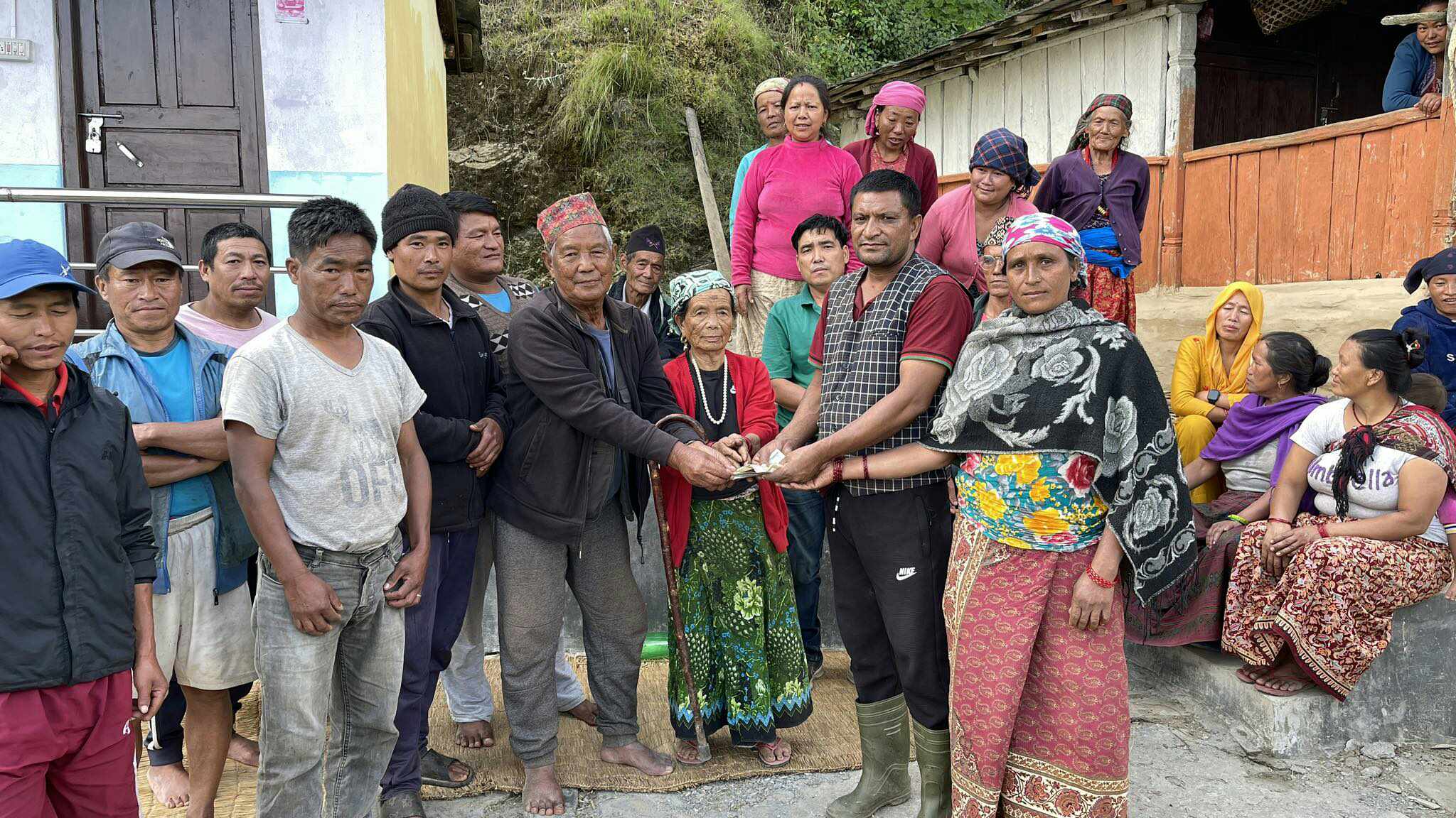 पहिरो पीडित शेरबहादुरको परिवारलाई प्रवासबाट करिब साढे एक लाख सहयोग