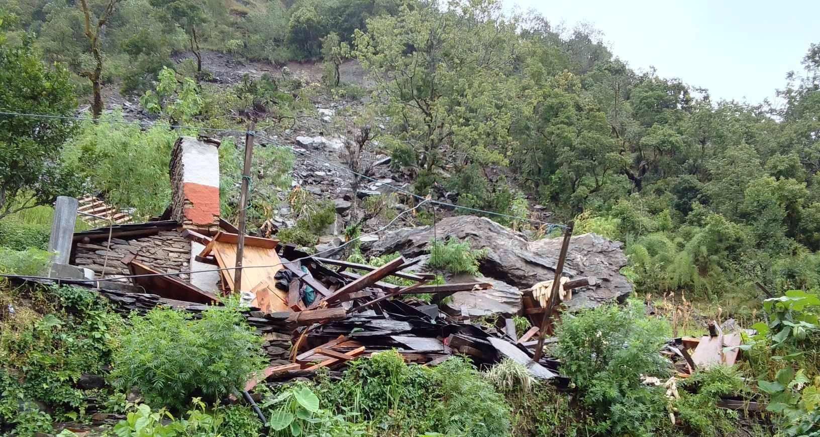 बरंजाको घाम्ताङमा पहिरोले एक घर पुरियो