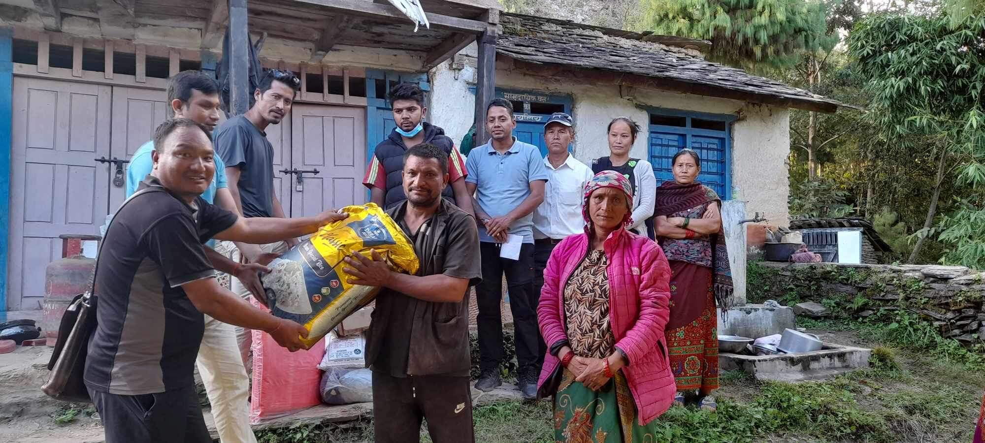 वाईसीएल म्याग्दीद्वारा बरंजाको पहिरो पीडितलाई आर्थिक तथा खाद्यन्न सहयोग