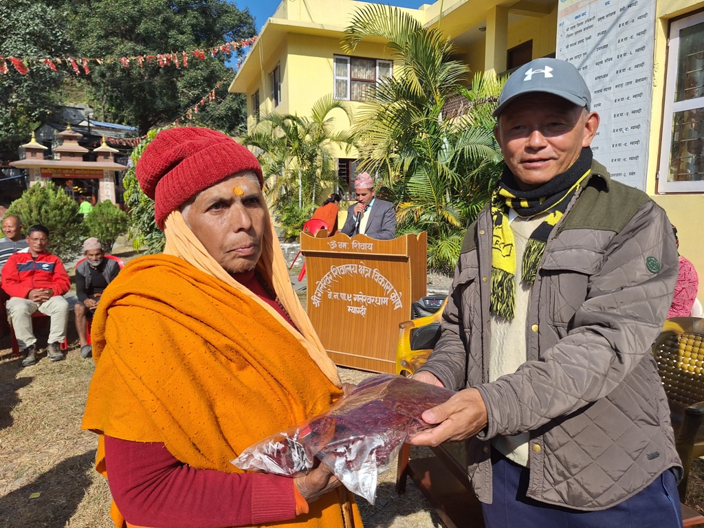 गरिमा विकास बैंकद्वारा बार्षिकोत्सवमा गलेश्वरधाममा न्यानो कपडा वितरण