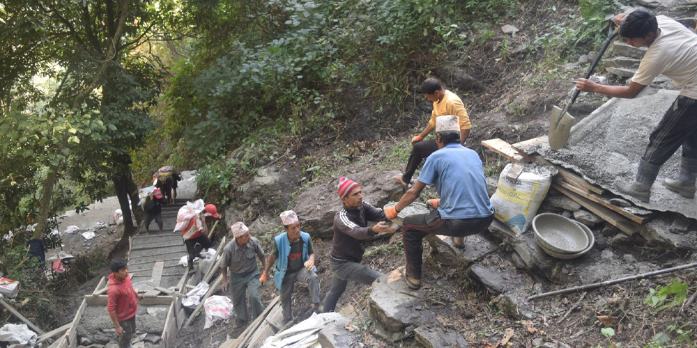 श्रमदान र सहयोग जुटाएर पक्की पदमार्ग