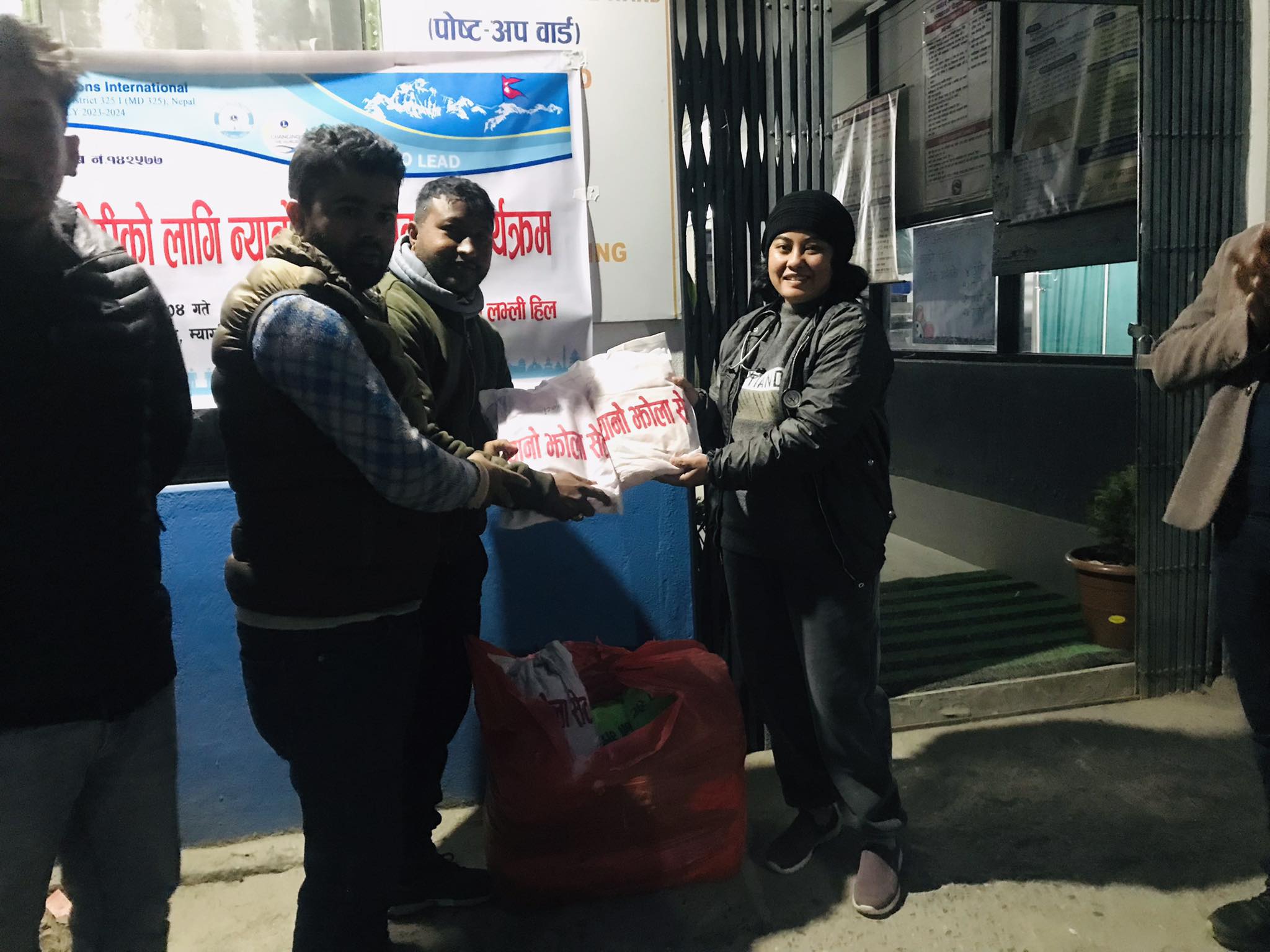 लायन्स क्लब अफ बेनी लभ्लीहिलद्धारा अस्पतालका सुत्केरीलाई न्यानो झोला वितरण