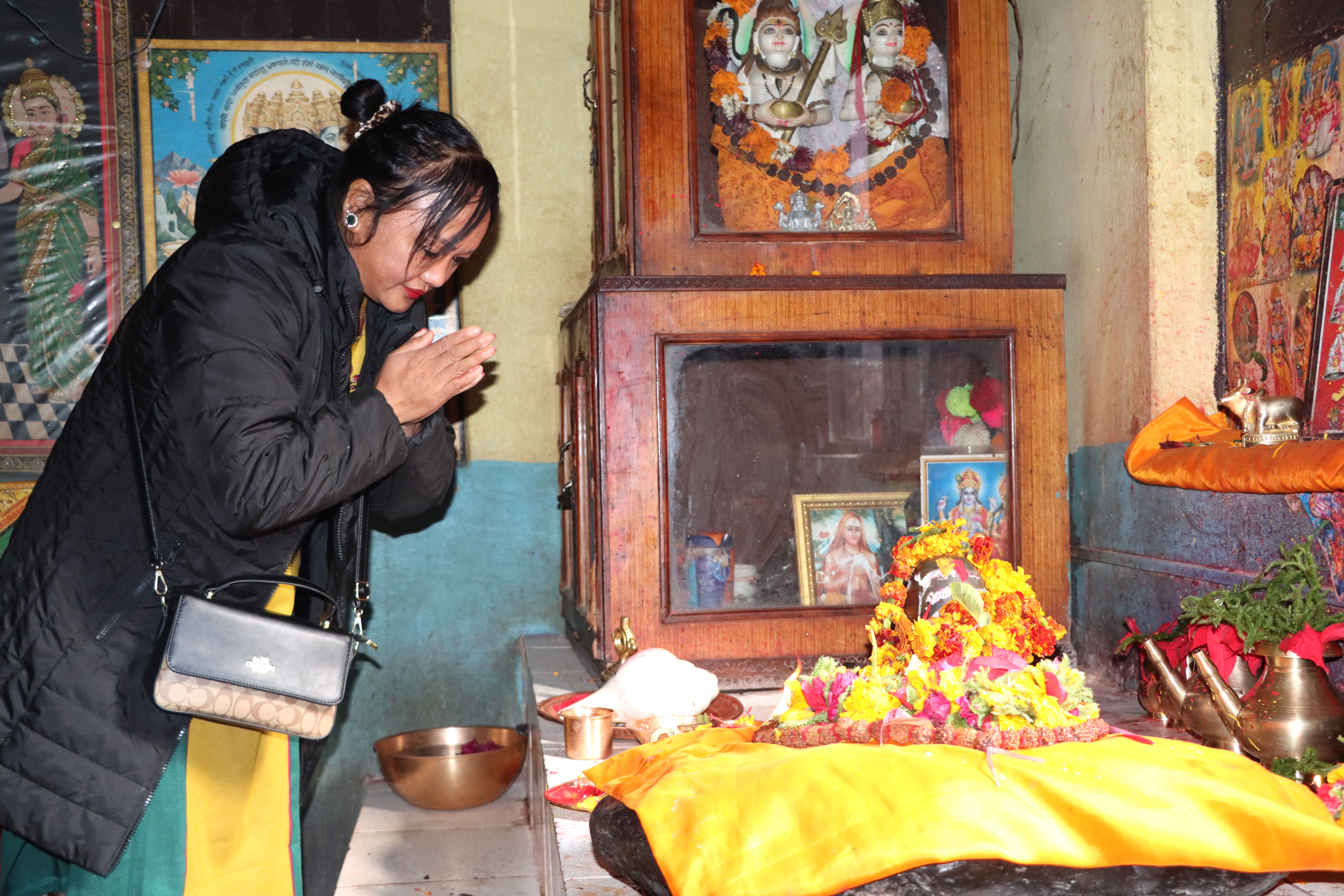 दिवंगत आमा बुबाको सम्झनामा गलेश्वरका बृद्धबृद्धालाई भोजन