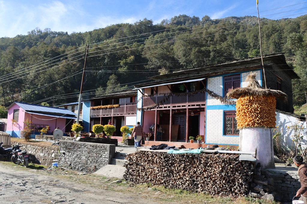 तस्बिरमा झिँ गाउँबाट देखिएको धौलागिरी हिमाल