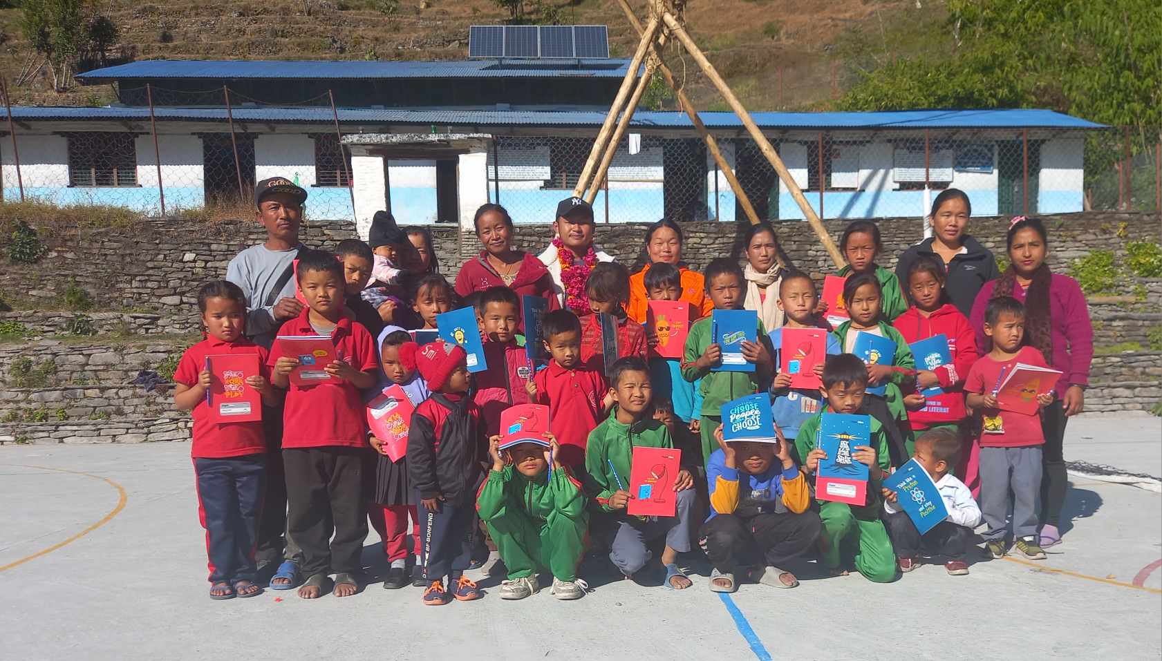 वडा अध्यक्षले शैक्षिक सामग्री वितरण गरेर जन्मदिन मनाए