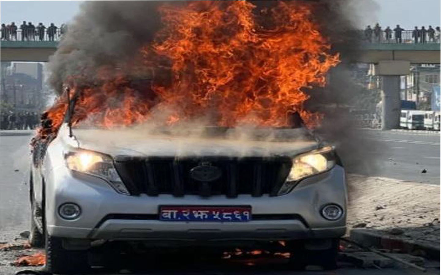 ईपीएस आन्दोलनकारीले जलाए मन्त्रीको गाडी