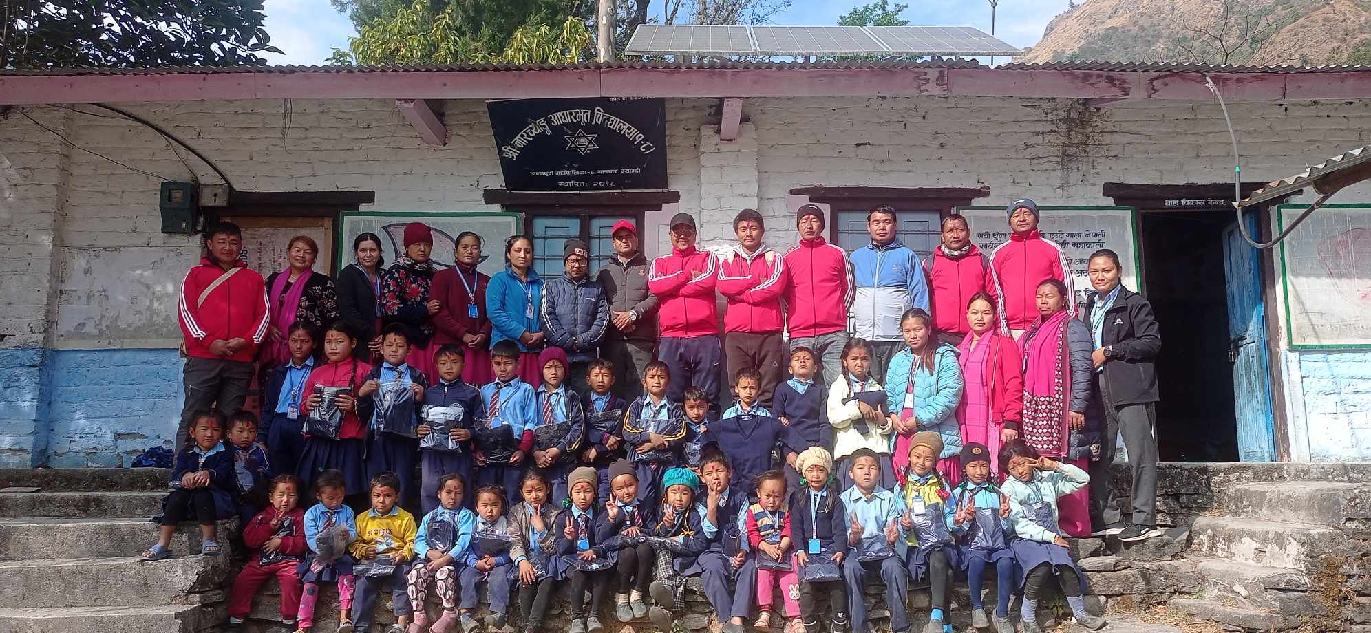 प्रभा मावि भुपु विद्यार्थी मञ्चद्धारा पाँच विद्यालयका विद्यार्थीलाई स्विटर वितरण
