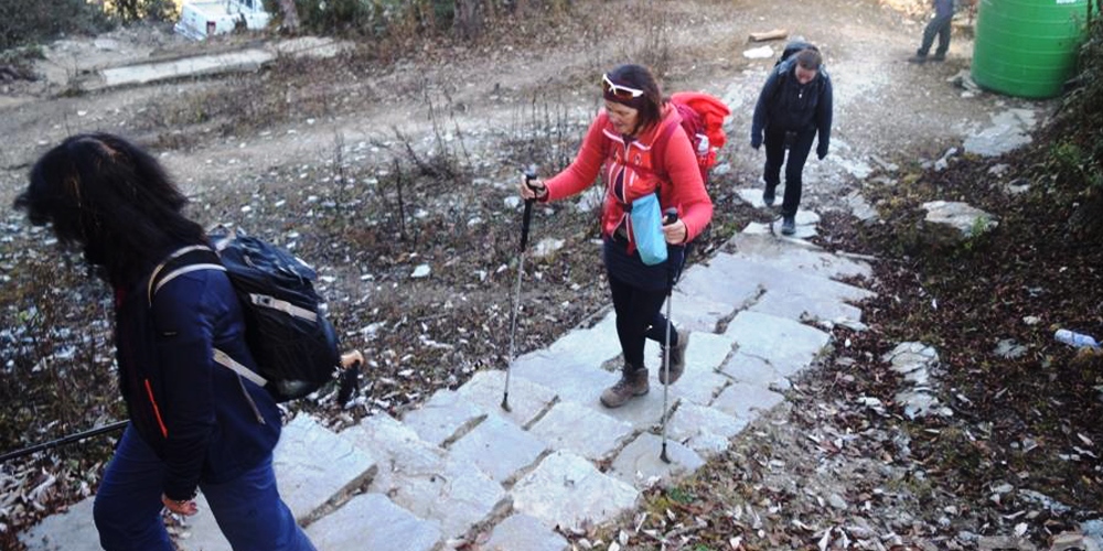 सडकले पदमार्ग मासिएपछि धुलो र धुवाँले पर्यटकलाई सास्ती