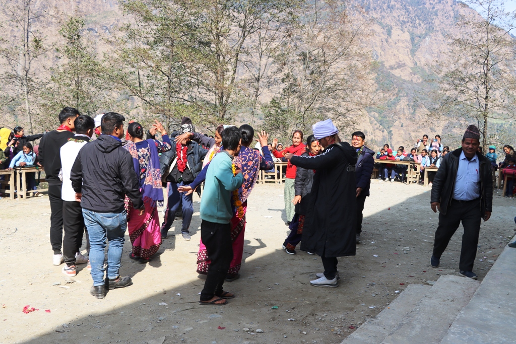 मनकारी मन : चौरासी पुजामा ओखरबोट माविलाई दुई लाख सहयोग (फोटो फिचर)