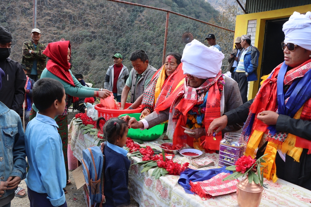 चौरासी पुजामा सिद्धार्थ माविलाई ६ लाख दश हजार सहयोग (फोटो फिचर)