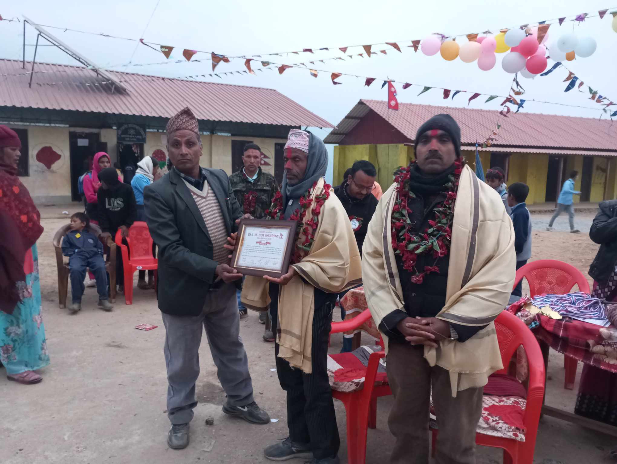 वडा कार्यालयद्धारा दिर्घसेवी शिक्षकलाई सम्मान
