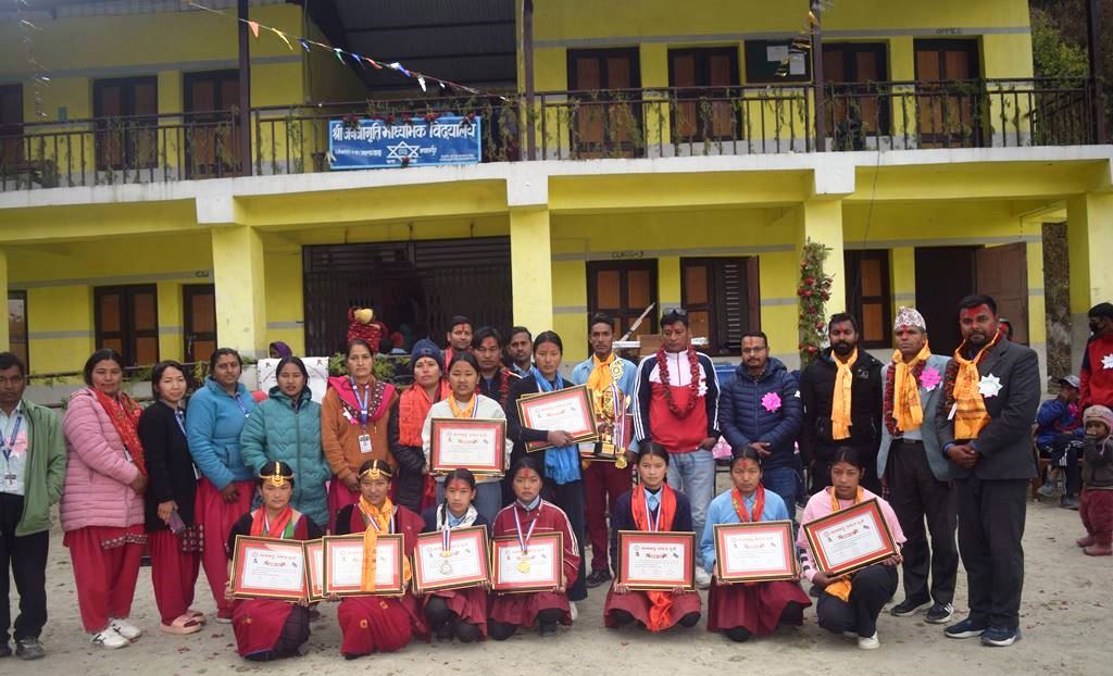 मल्कबाङको जनजागृति माविका पदक बिजेता विद्यार्थीहरुलाई नगद सहित सम्मान (फोटो फिचर)