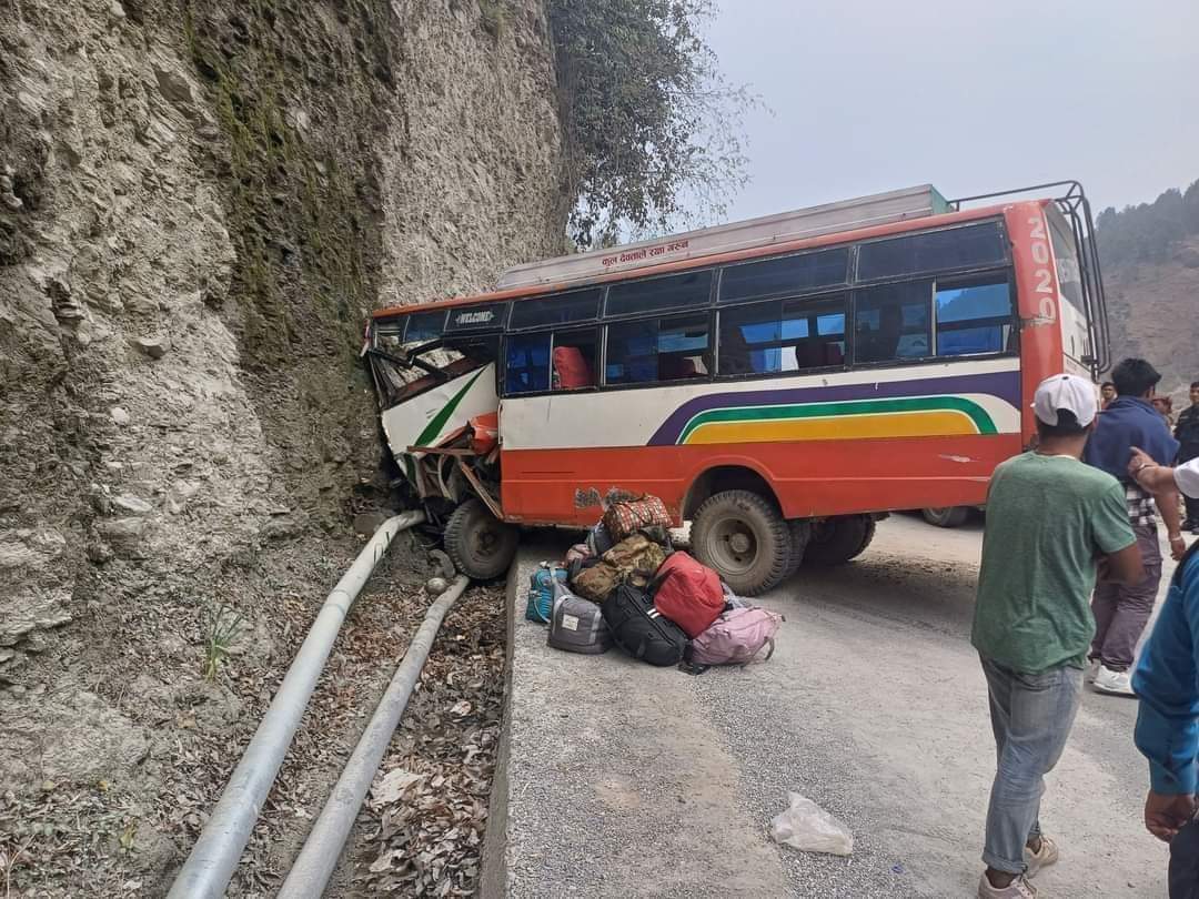 बेनीदेखि घोडेपानी जाँदै गरेको बस दुर्घटना हुँदा २७ जना घाइते