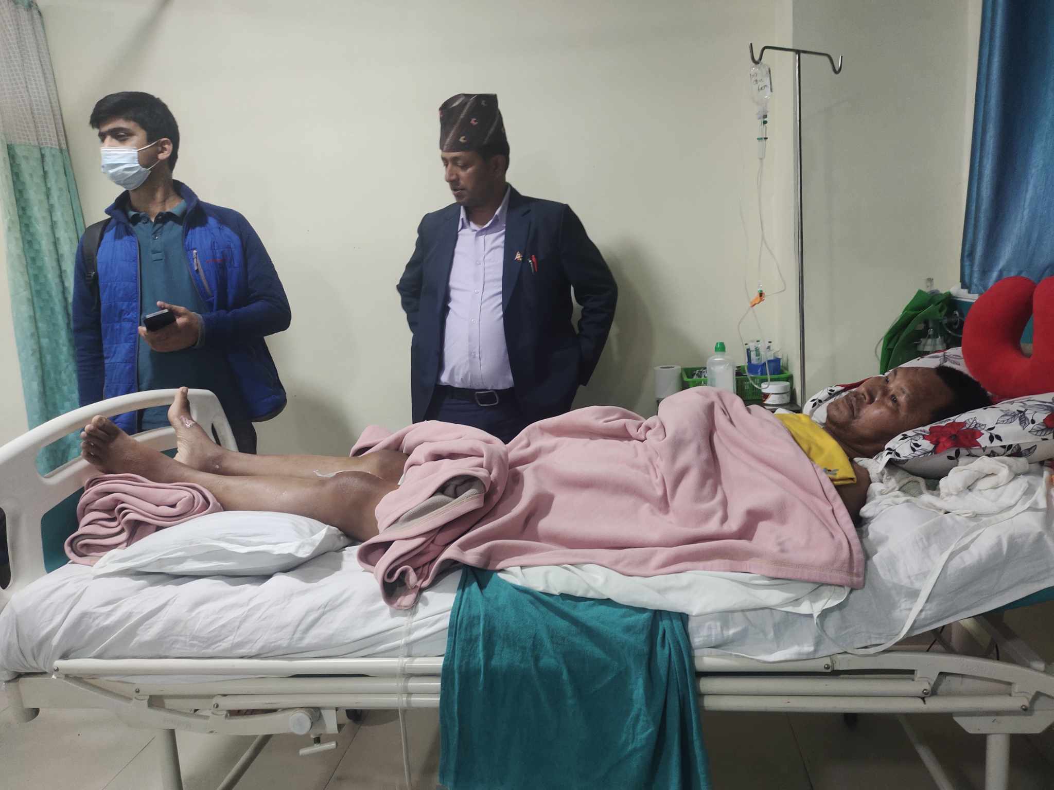 जलजला गाउँपालिकाद्वारा अपाङ्गता परिचयपत्र वितरणमा सहज,भिमबहादुरले पाए अस्पतालमै परिचयपत्र