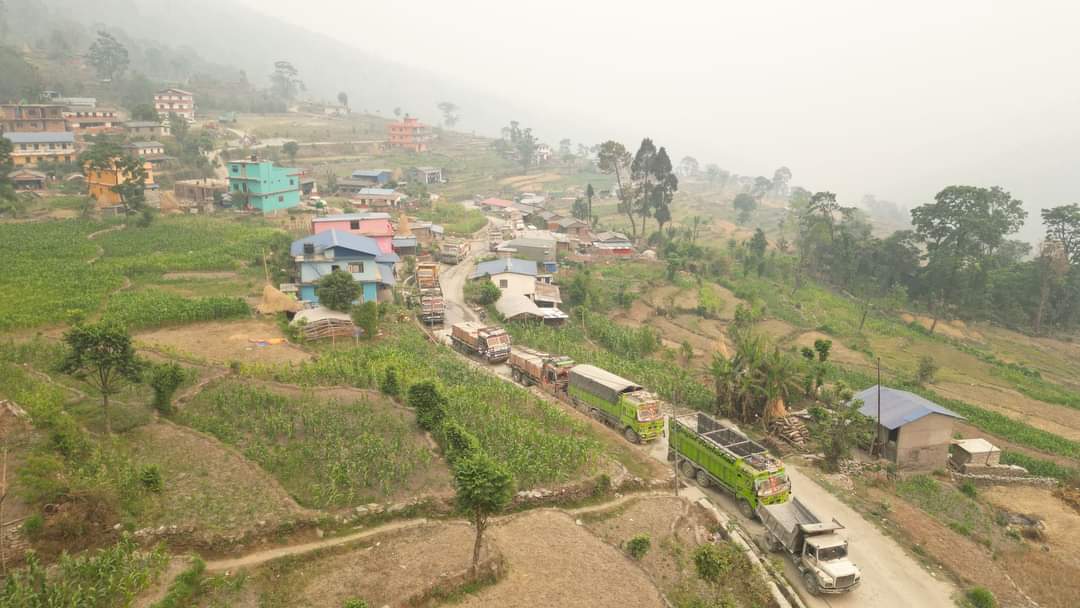 ग्राभेल गरेर स्तरोन्नति गर्ने सहमती पछि दुईदिनदेखि अवरुद्ध सडक सूचारु