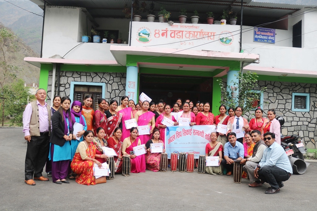 सिङ्गाका महिलाहरुलाई मादल बजाउने तालिम : अब गाउँमा खोज्नुपर्दैन मादले