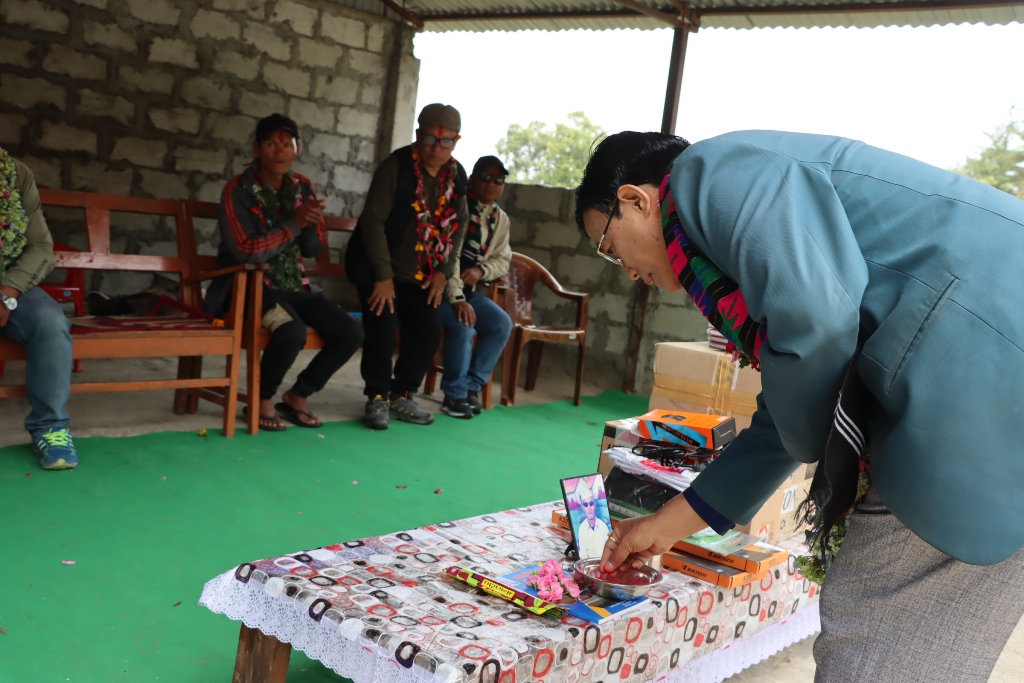 डा.चिनबहादुर पुनद्धारा आफूले पढेको गाउँको विद्यालयलाई कम्प्युटर सहयोग (तस्बिरहरु)