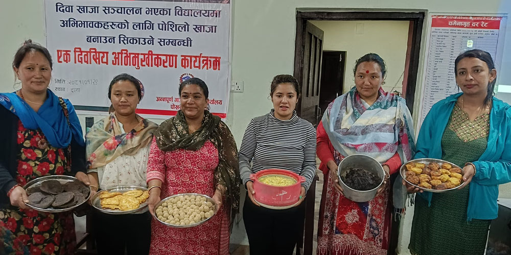 अन्नपूर्ण गाउँपालिकाद्वारा छोराछोरीका लागि पोसिलो खाजा बनाउन अभिभावकलाई तालिम