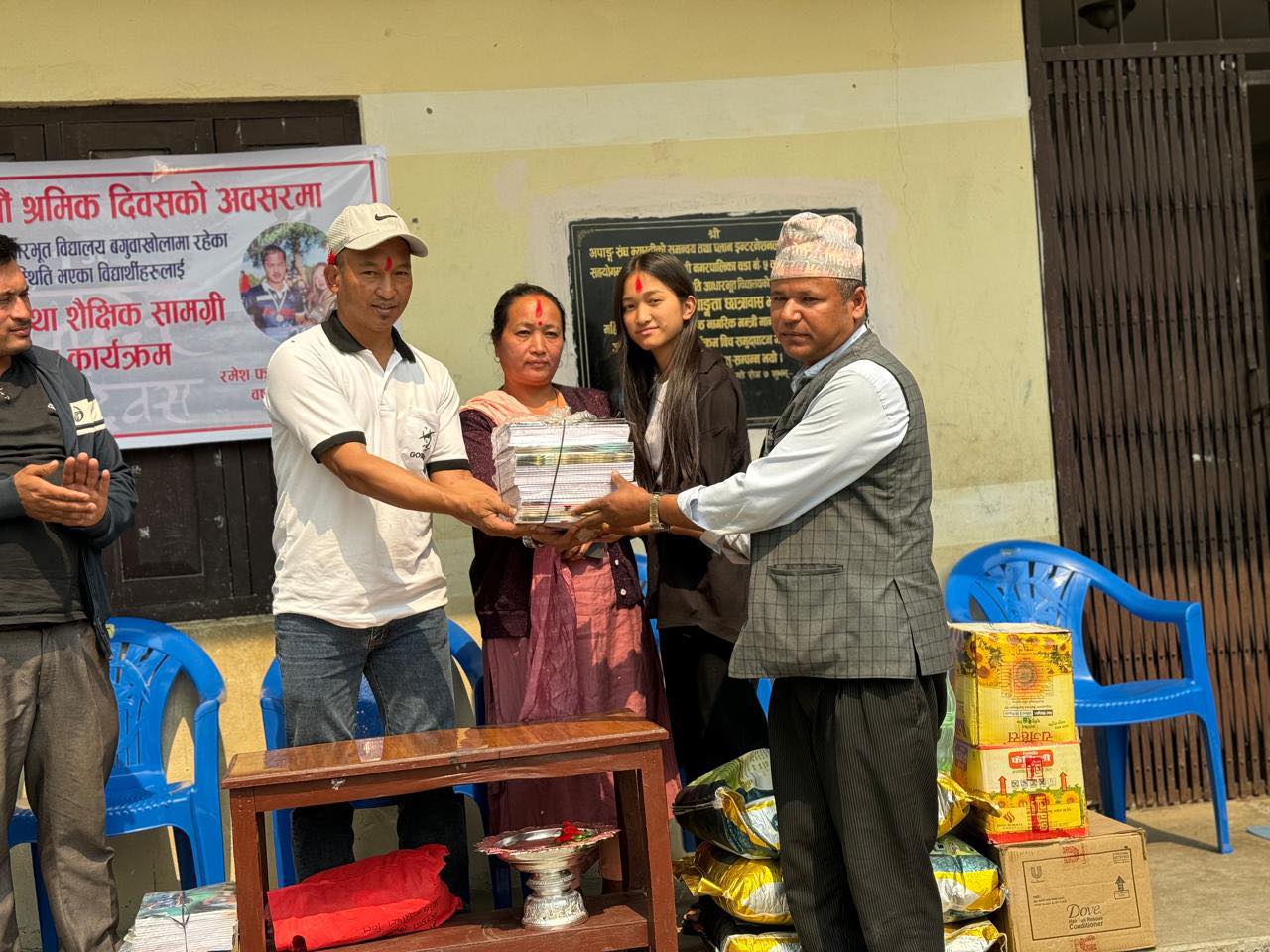 वडा सदस्य फगामी परिवारद्वारा बाल जागृति आधारभुत विद्यालयका विद्यार्थीलाई खाद्यान्न सामग्री सहयोग