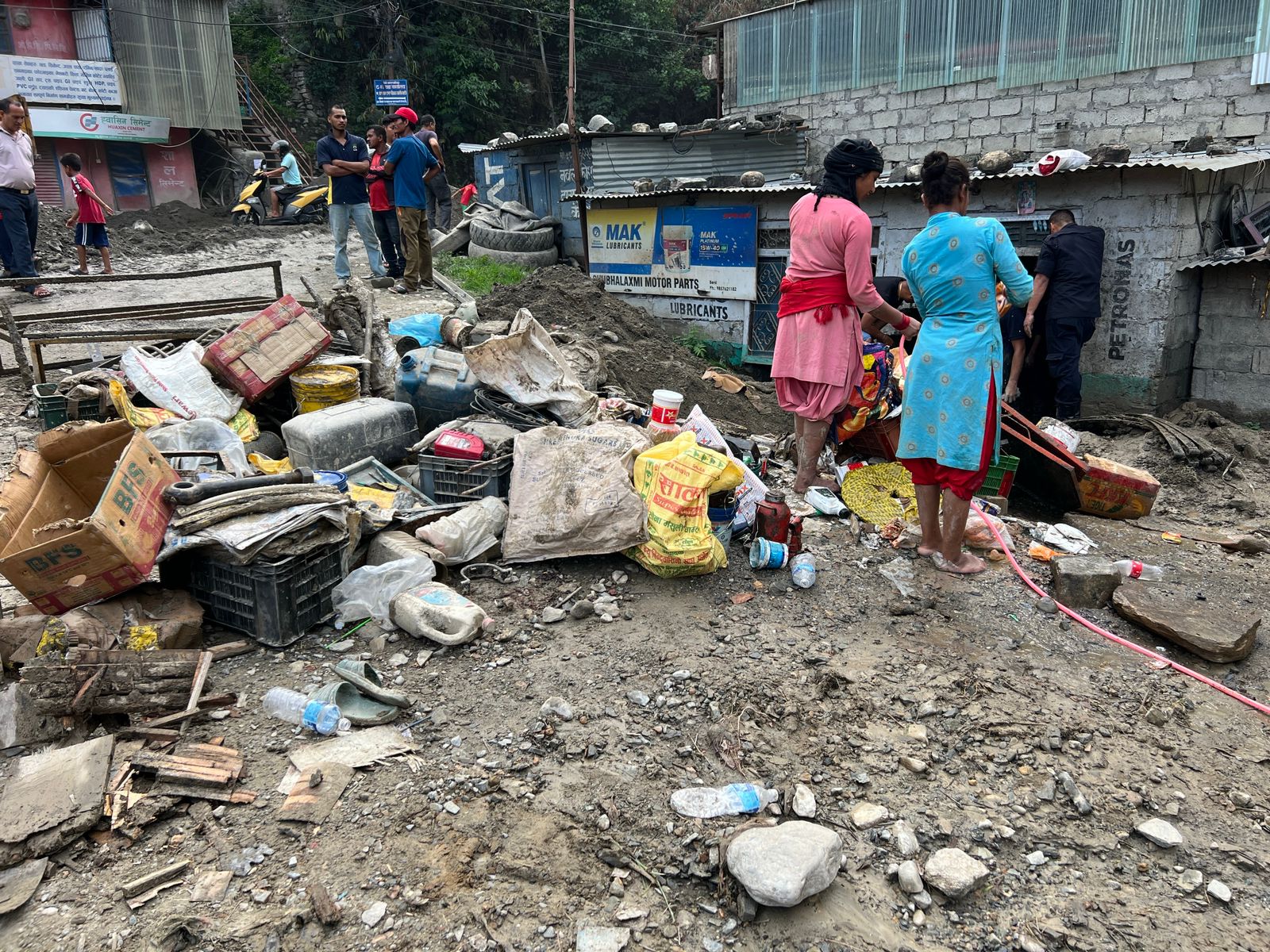 बेनीको कालीपुलमा बाढीले ६ वटा पसलमा क्षति