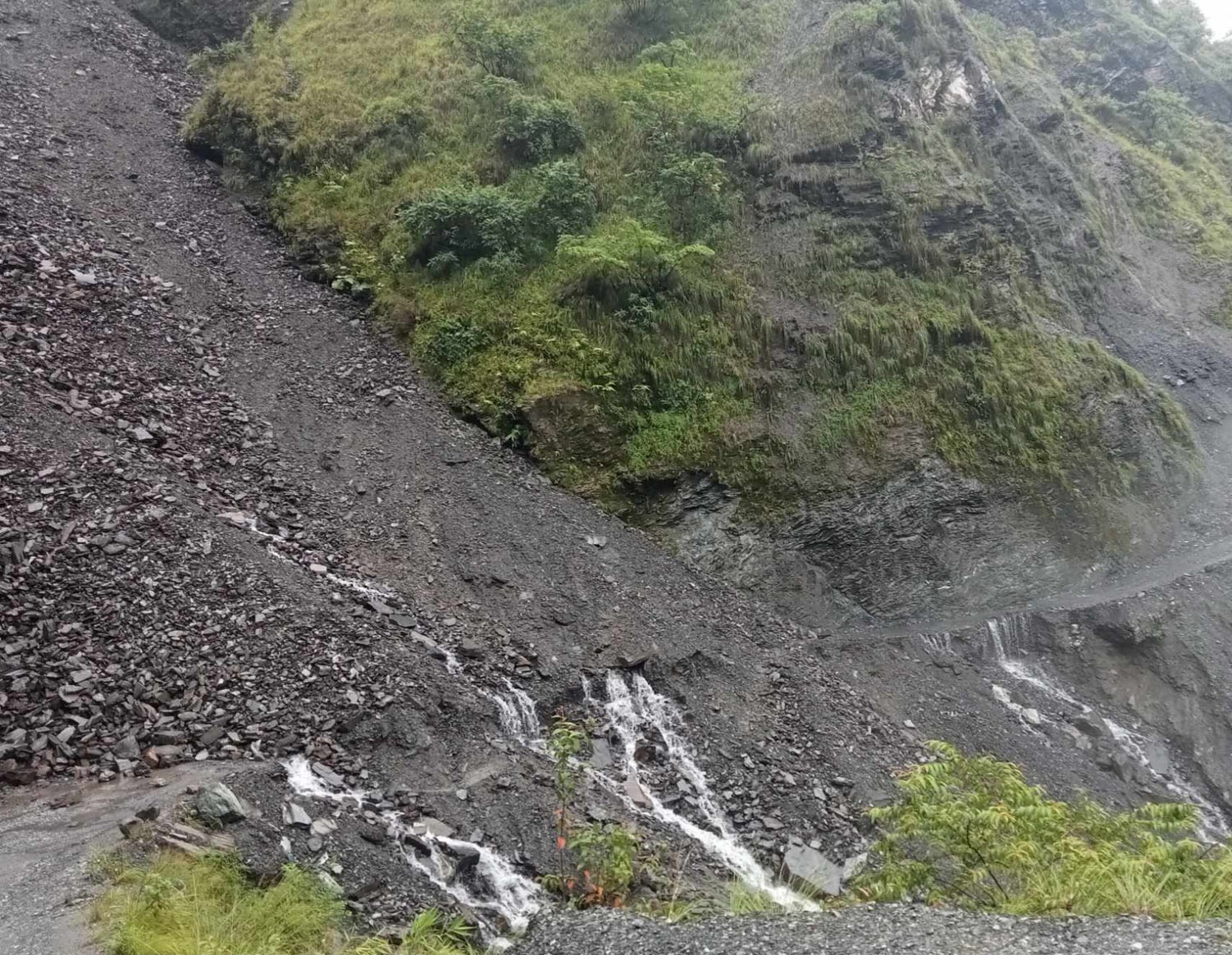 पहिरोले फापरखेत र बैसरीमा यातायात अवरुद्ध