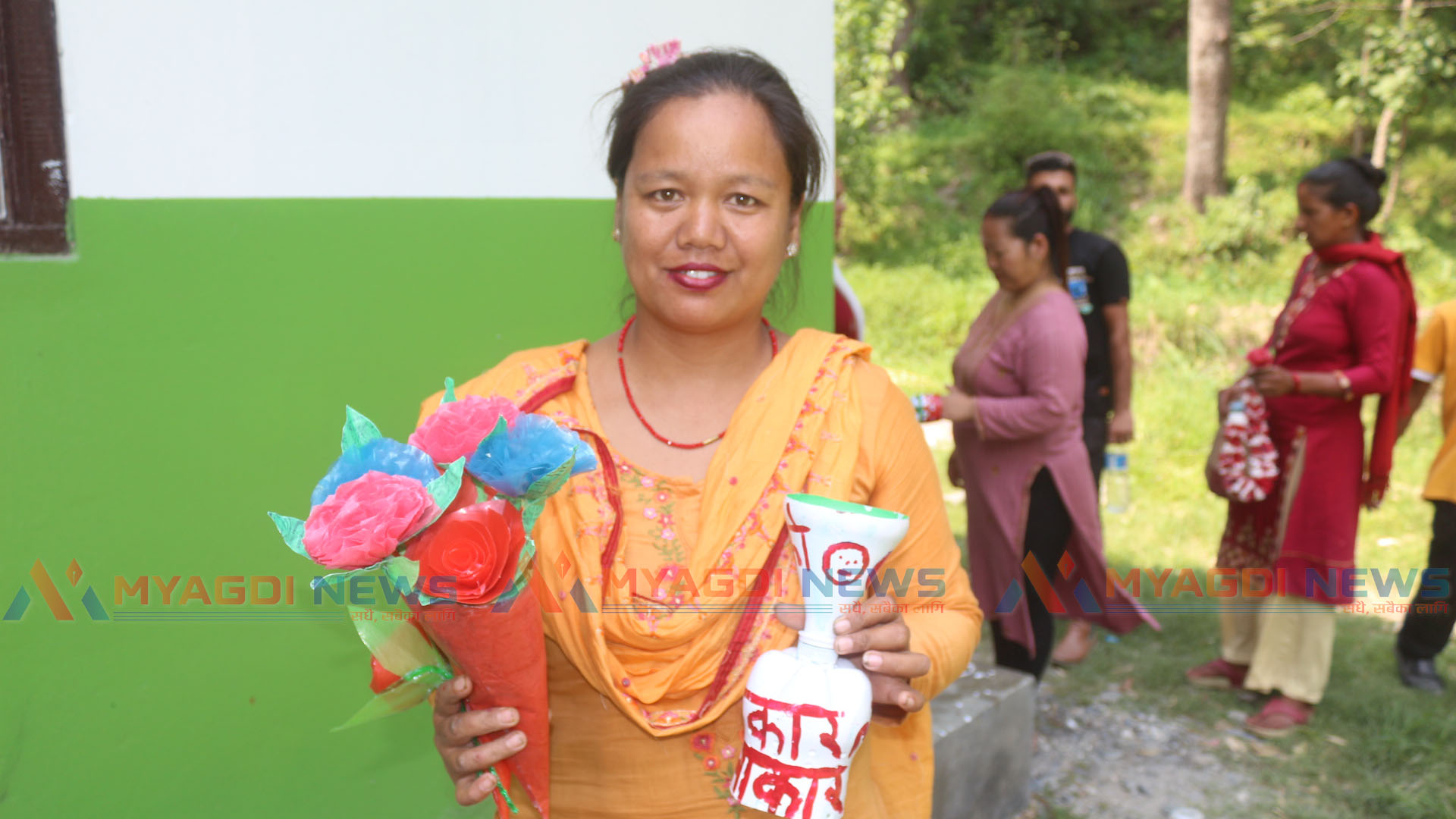 फालिएका प्लास्टिकबाट घरायसी सजावटका सामग्री बनाउन सिकाउदै मंगला गाउँपालिका(भिडिओ)