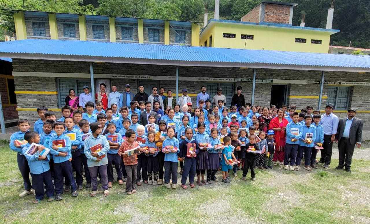सिद्धार्थ माविका विद्यार्थीलाई शैक्षिक सामग्री वितरण