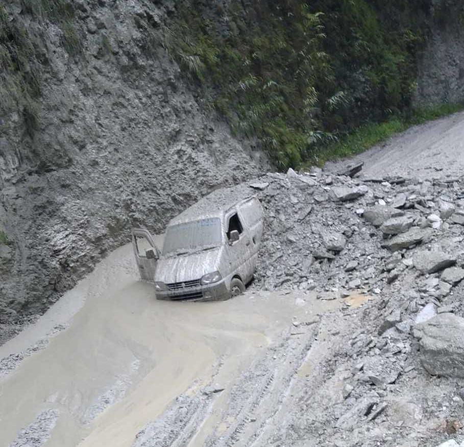 बैसरीमा पहिरोले भ्यानमा क्षति