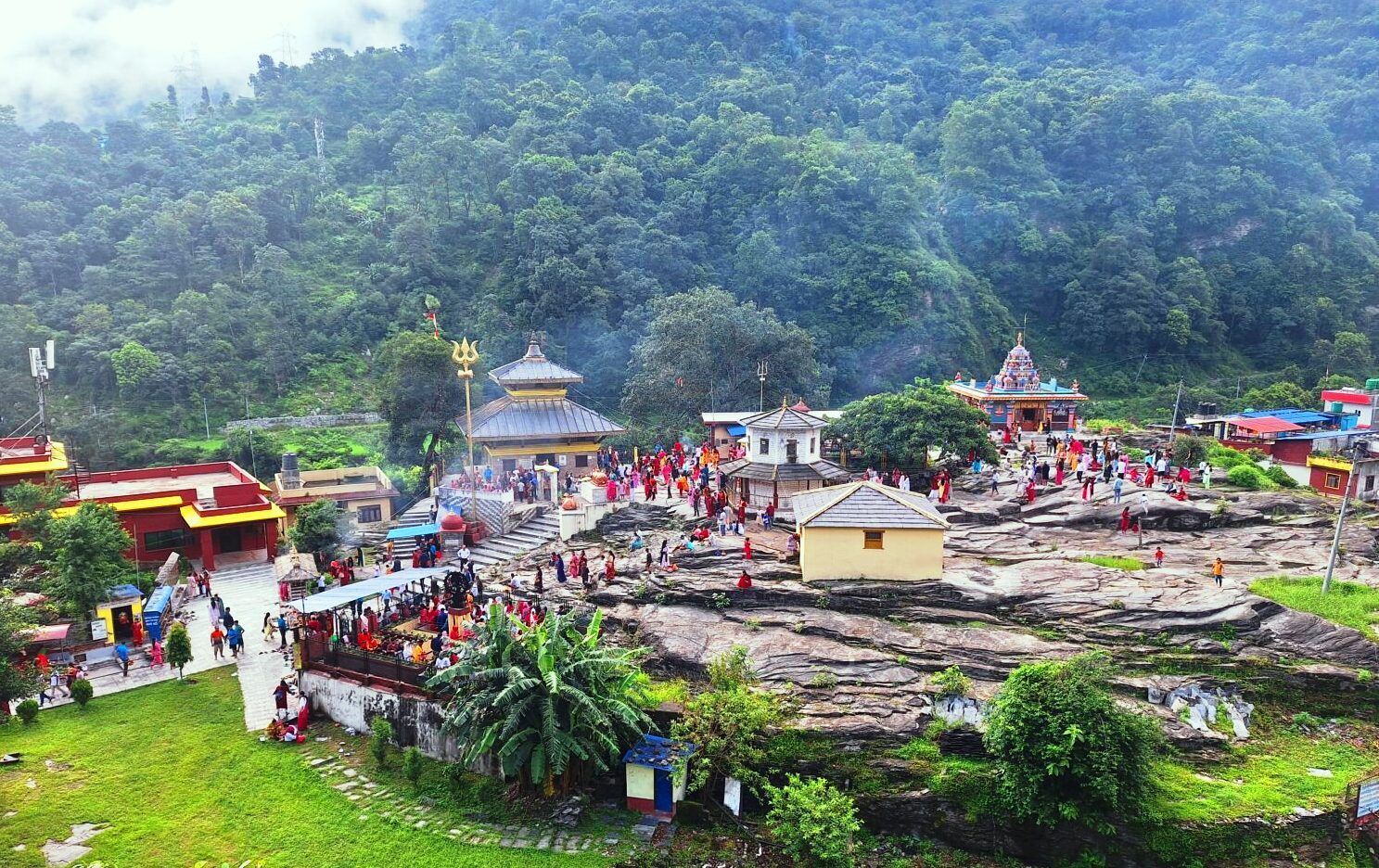गलेश्वरमा बिहानैदेखि भक्तजनको भीड
