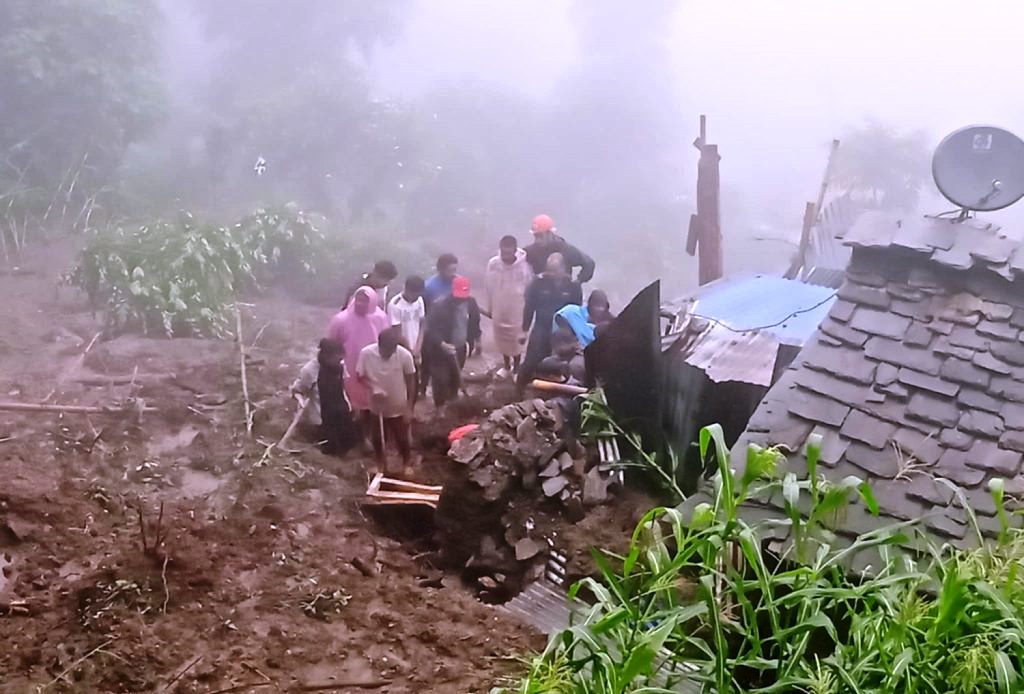 ताकममा पहिरोले पुरिएर एक दम्पत्तीको मृत्यु