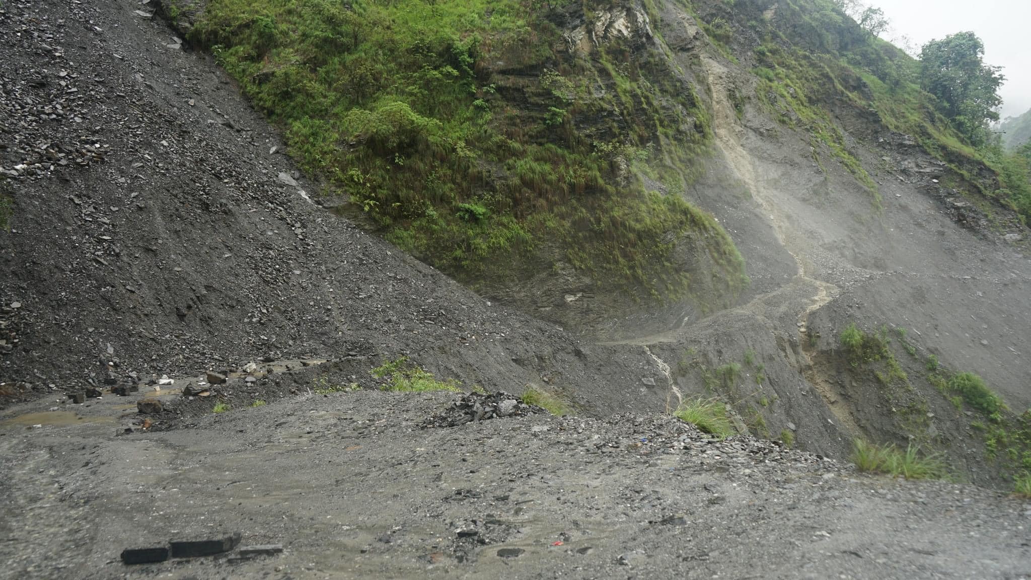 पहिरोले बेनी–दरबाङ सडक अवरुद्ध