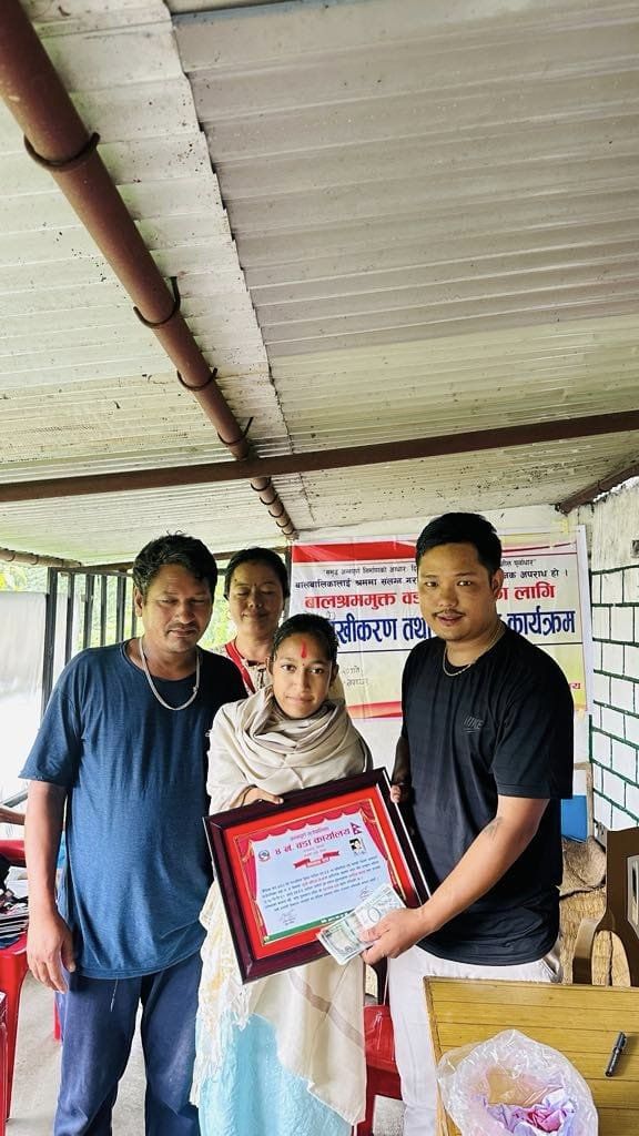 एसईईमा उत्कृष्ट अंक ल्याउने दुवै हात नभएकी पवित्रालाई वडा कार्यालयको नगद सहित सम्मान