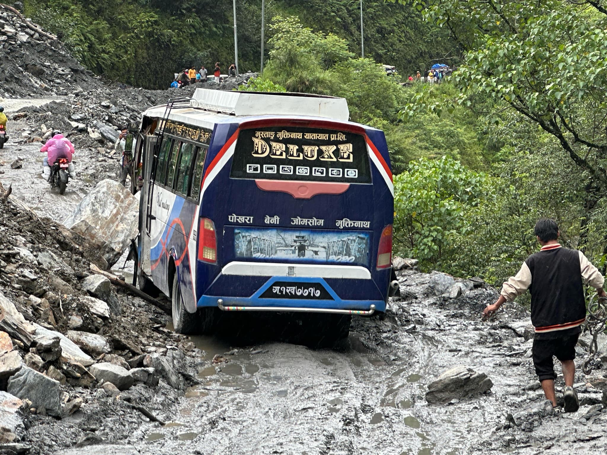 जोमसोम जाँदै गरेको यात्रुवहाक बसमाथि ढुङ्गा खस्दा दुई जना घाइते