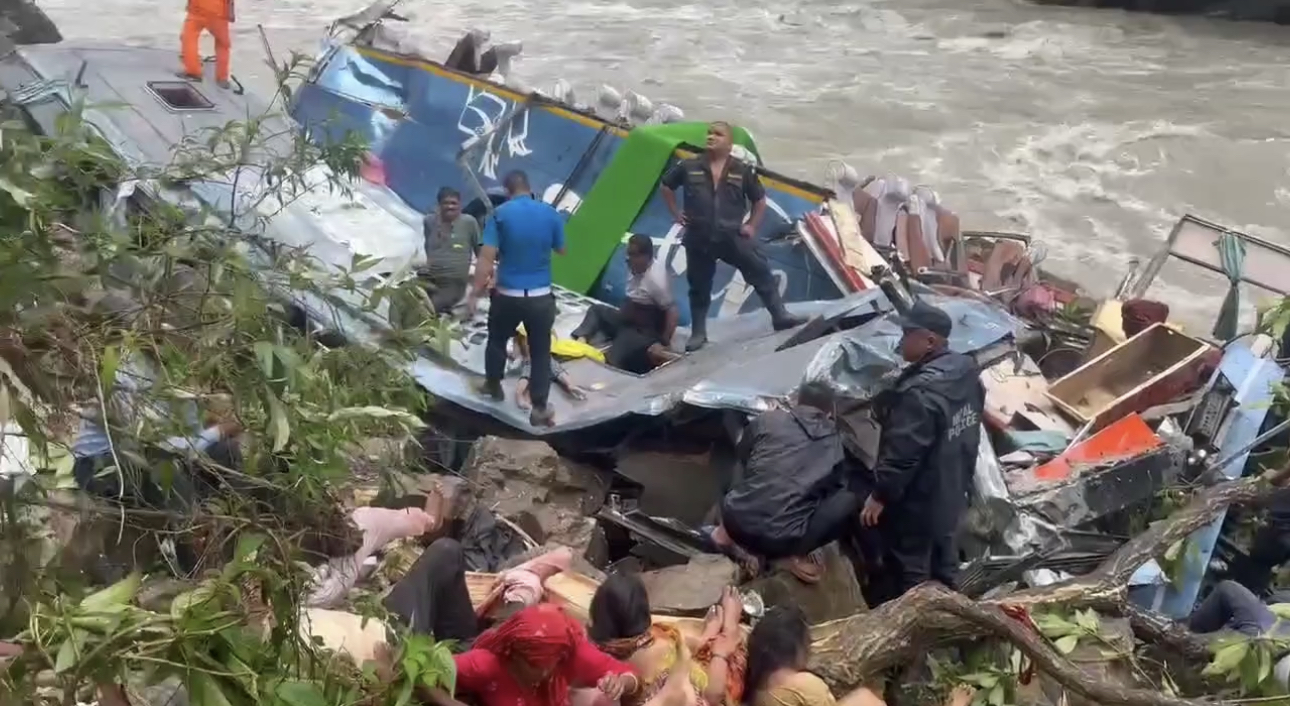 तनहुँमा बस दुर्घटना : उद्धार जारी ,घाइते र मृतकलाई सडकमा तान्न ‘बास्केट स्ट्रेचर’ प्रयोग