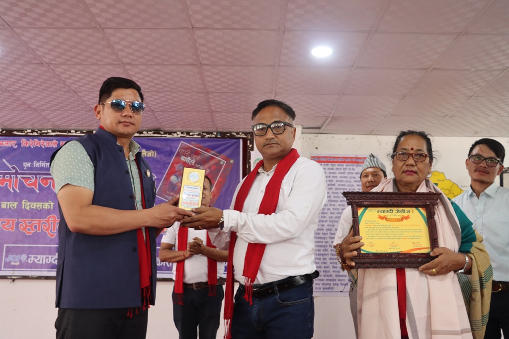 कर्णप्रिय बेनीको बजार गीतकी गायिका मन छन्त्याल श्रेष्ठ सम्मानित (फोटो/भिडिओ)