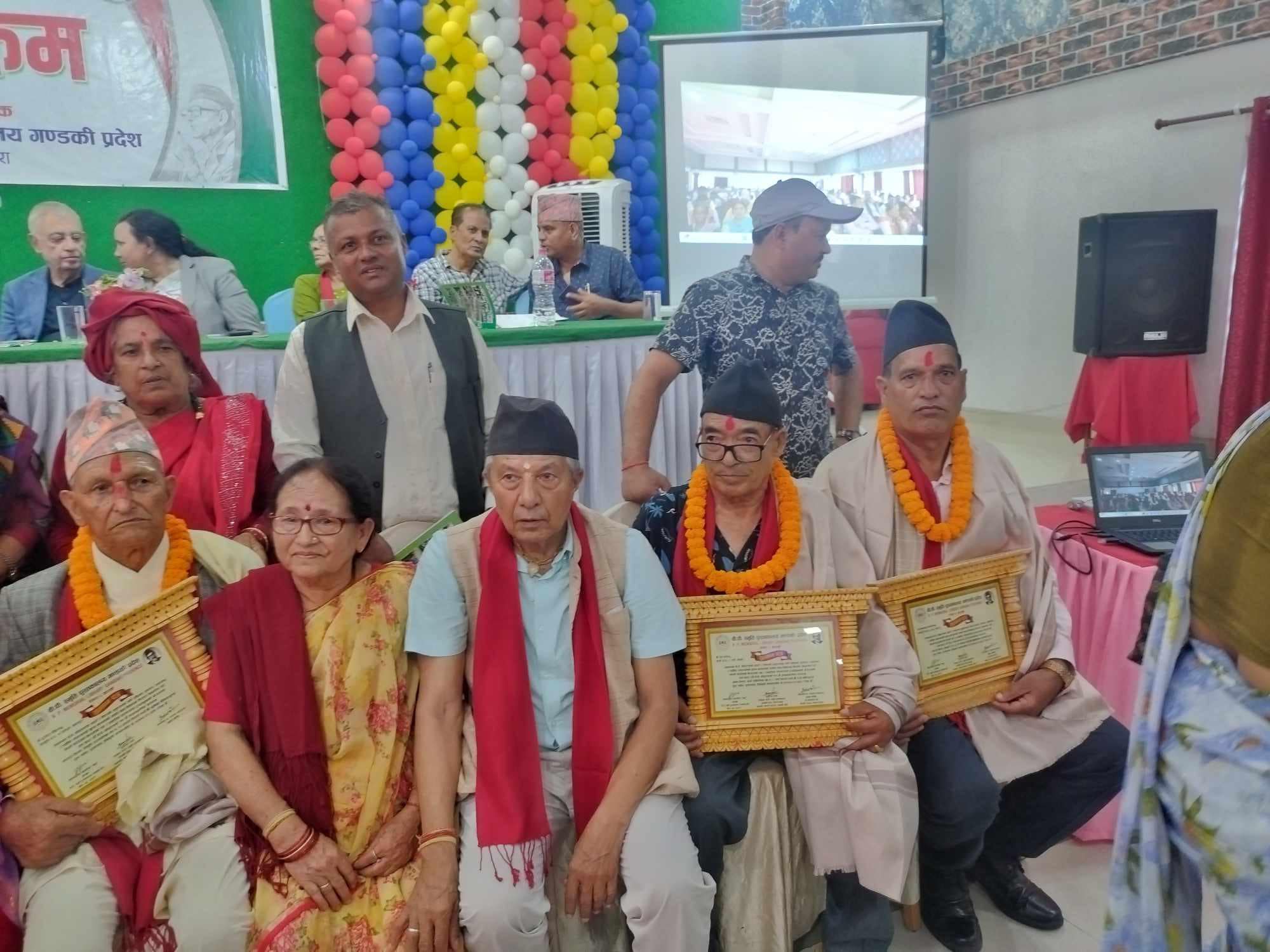 प्रजातान्त्रिक आन्दोलनमा योगदान दिएका म्याग्दीका बरुवाललाई वीपी स्मृति पुस्तकालद्धारा नगद सहित सम्मान