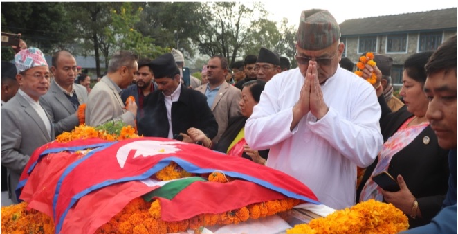 गण्डकी प्रदेशसभाकी सदस्य गौचनलाई राष्ट्रिय झण्डा ओढाएर श्रद्धाञ्जली