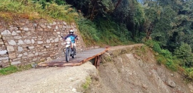 पोखरेबगर–चित्रे सडक मर्मत नहुँदा पर्यटकलाई सास्ती