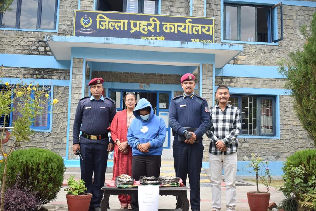ठूलो परिमाणमा लागु औषध सहित एक किशोरी पक्राउ