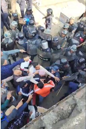 चितवनमा रास्वपाको प्रदर्शनमा झडप: आठ प्रहरी र ४० प्रदर्शनकारी घाइते