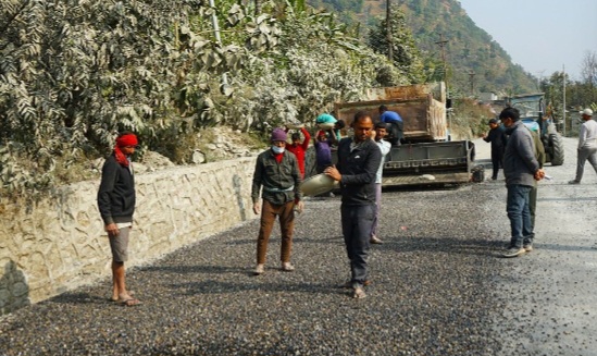 बेनी-दरवाङ सडक अन्तर्गत ‘रणवाङ-दरवाङ’ खण्डमा कालोपत्र सुरू