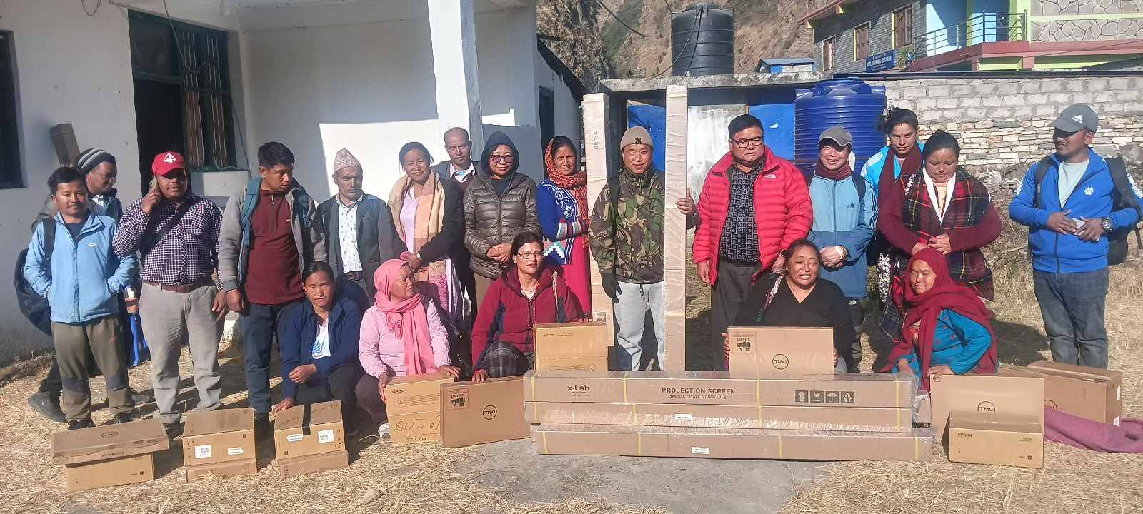 अन्नपूर्ण गाउँपालिकाद्धारा विद्यालयलाई सूचना प्रबिधिका सामाग्री वितरण