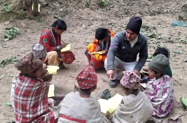 अक्षर खुट्याउँदै राउटे बालबालिका