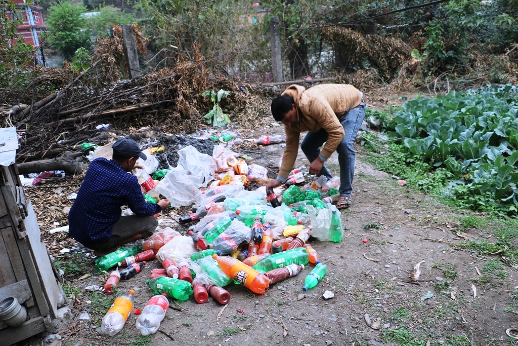 धवलागिरि गाउँपालिकामा संयुक्त बजार अनुगमन, म्याद सकिएका अखाद्य पेयपदार्थहरु धेरै भेटियो