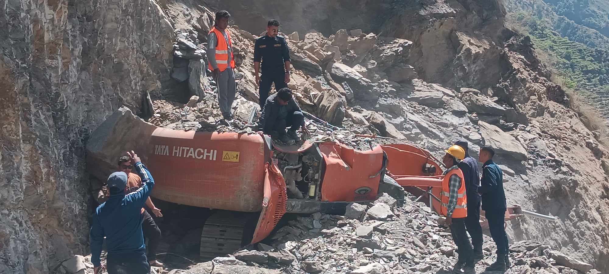 निर्माणाधीन जलविद्युत आयोजनाको सडक खन्ने क्रममा पहिरोमा पुरिएर एक्साभेटर चालकको मृत्यु