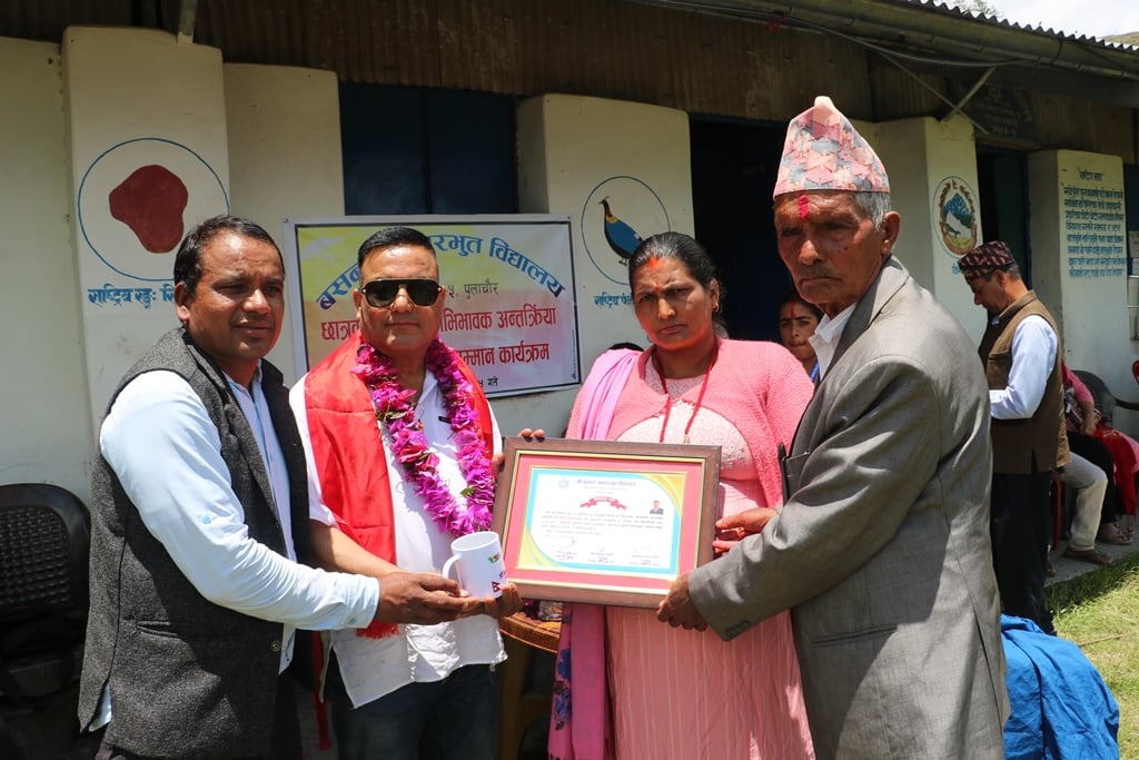 समाजसेवी बानियाँद्वारा बसन्त आधारभूत विद्यालयमा पोशाक र स्टेशनरी सहयोग