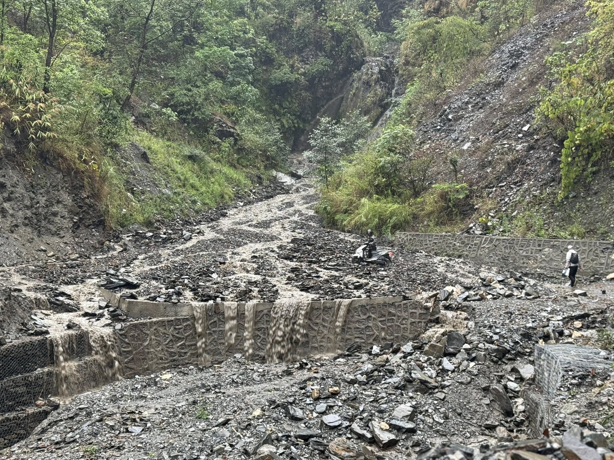 बाढीले बेनी–दरबाङ सडक अवरुद्ध , सडक खुलाउने प्रयास