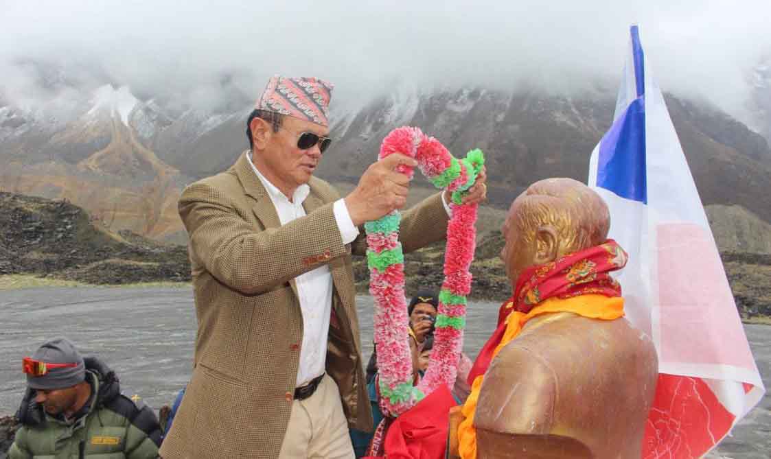 अन्नपूर्ण आधार शिविरमा प्रथम आरोहीको सालिक अनावरण